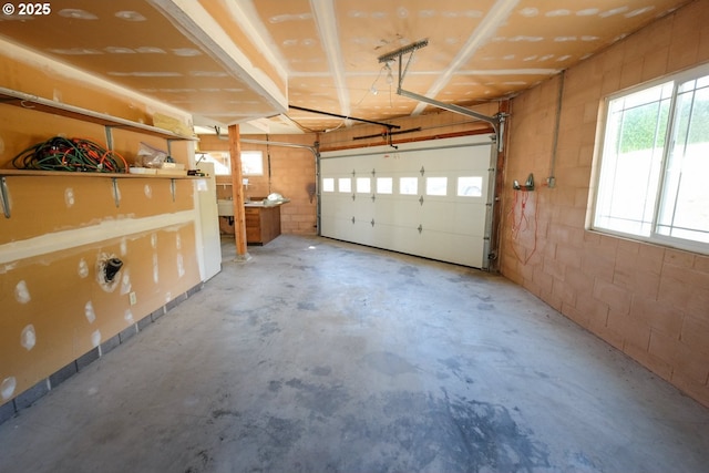 garage featuring concrete block wall