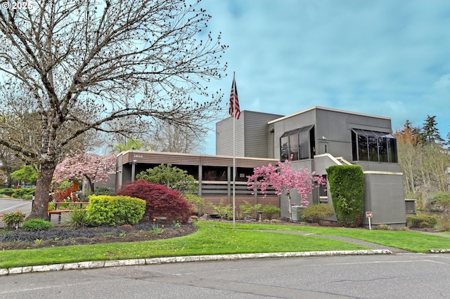view of front of home featuring a front yard