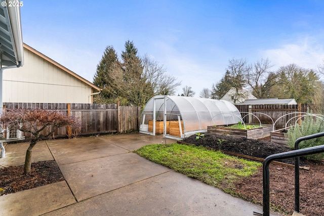 view of yard with an outdoor structure