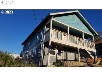 view of front of property with a balcony