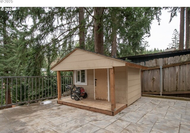 view of yard featuring an outdoor structure