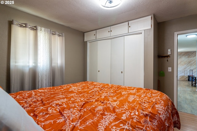 78613 Powerline Rd, Hermiston, OR 97838 - bedroom with a closet, a textured ceiling, and wood finished floors