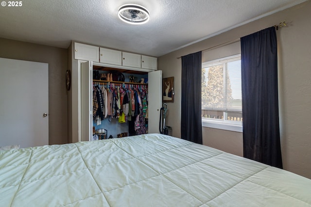 78613 Powerline Rd, Hermiston, OR 97838 - bedroom featuring a textured ceiling and a closet
