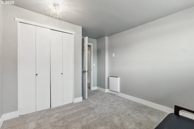 1100 N Meridian St Unit 46, Newberg, OR 97132 - unfurnished bedroom featuring light carpet, a chandelier, and a closet