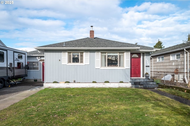 view of front of property featuring a front yard