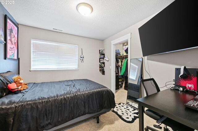 3647 Lodenquai Ln, Eugene, OR 97404 - bedroom with carpet floors, a spacious closet, an office area, a textured ceiling, and a closet