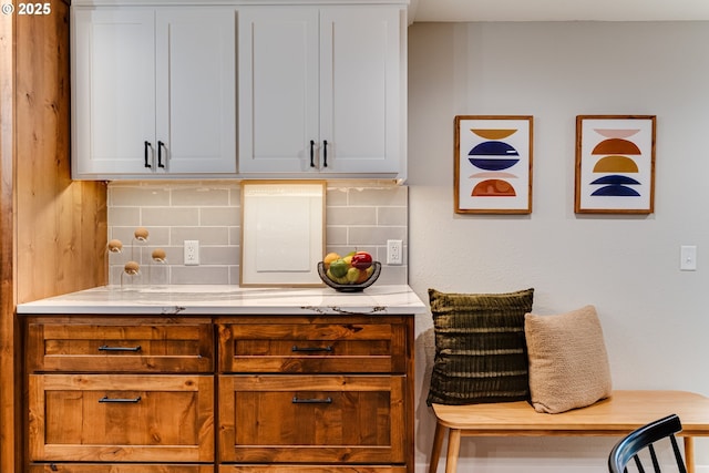 2915 Chuckanut St, Eugene, OR 97408 - kitchen featuring decorative backsplash