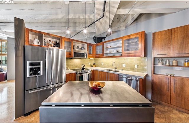 kitchen featuring light hardwood / wood-style floors, a center island, sink, and stainless steel appliances