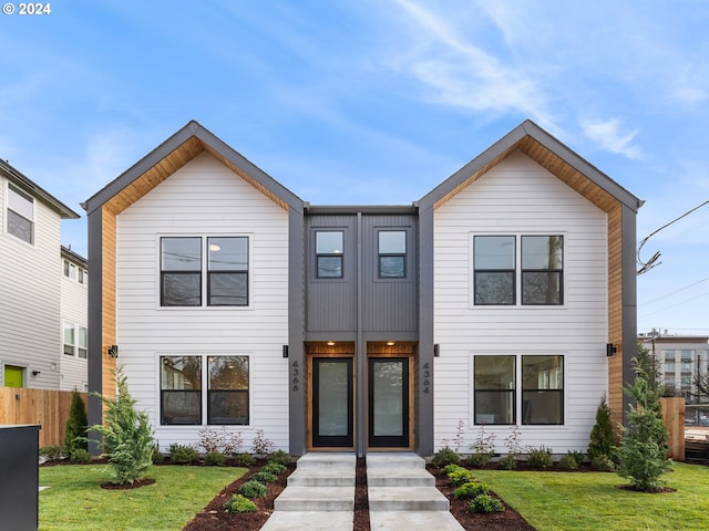 view of front of property featuring a front lawn