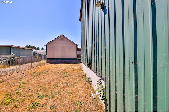 view of yard featuring an outbuilding