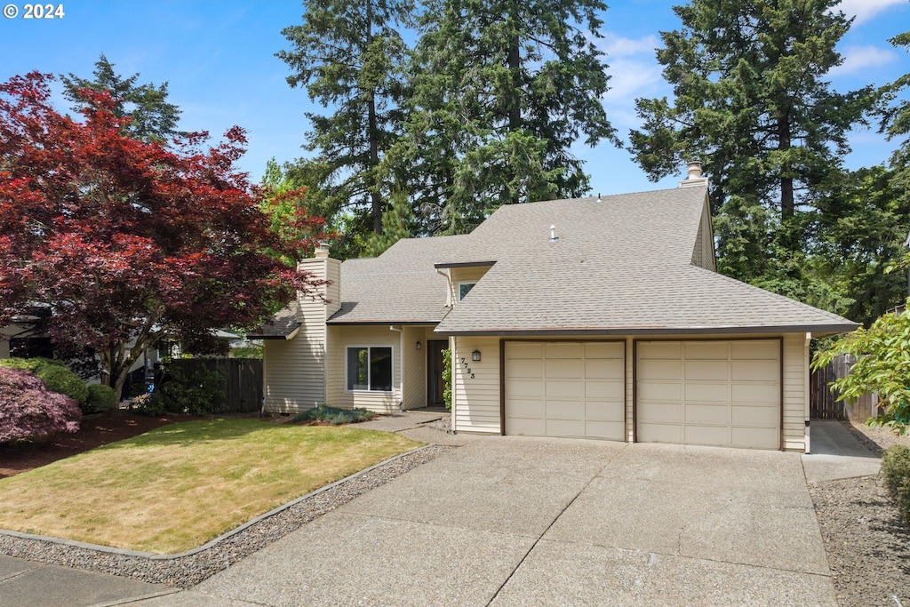 view of front of property featuring a front yard