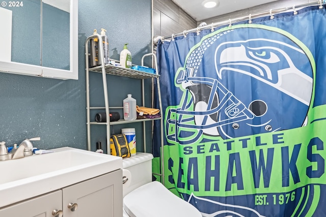 bathroom with curtained shower, toilet, and sink