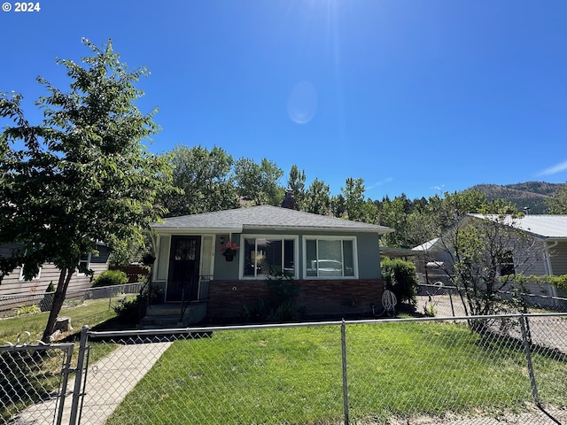 view of front of property featuring a front lawn