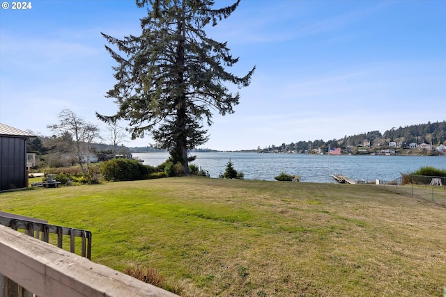 view of yard featuring a water view