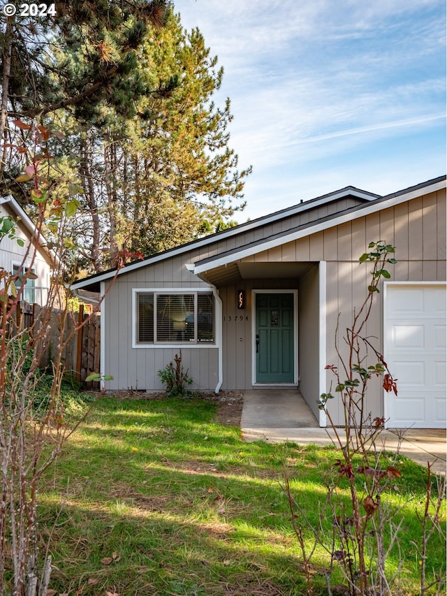 ranch-style home with a front yard and a garage