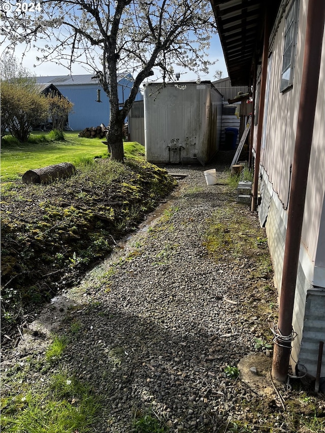 view of yard featuring a storage unit