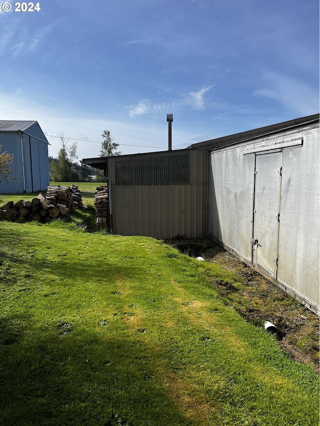 view of yard with a shed