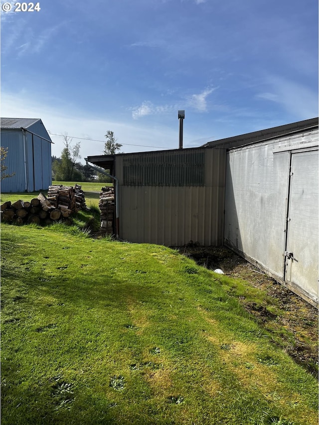 view of yard with a storage shed