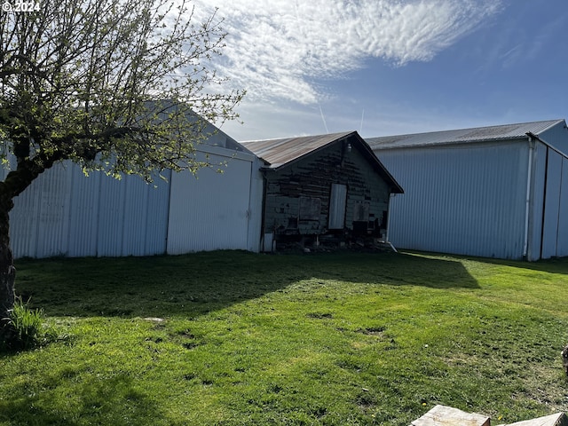 view of yard featuring an outdoor structure