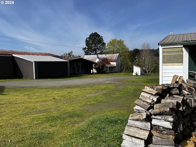 view of yard with an outdoor structure