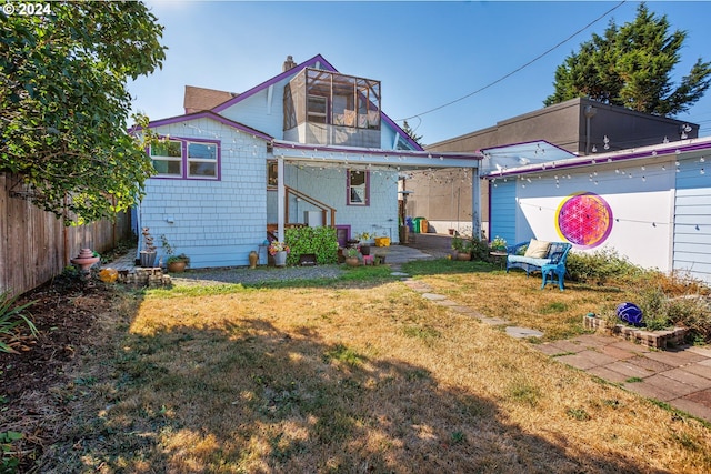 view of front of house with fence and a front lawn