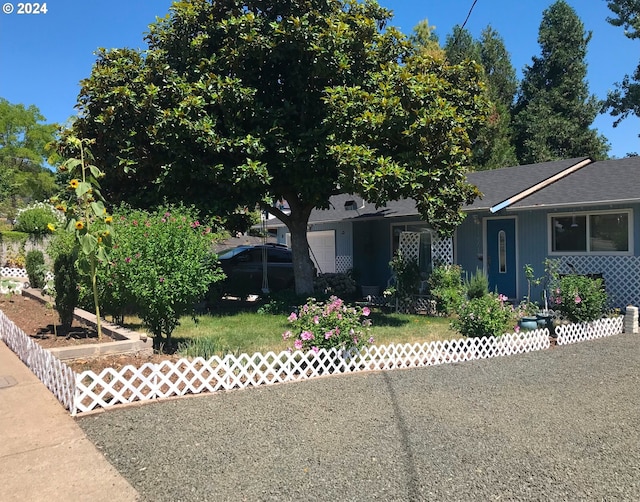 view of front of property featuring a front yard