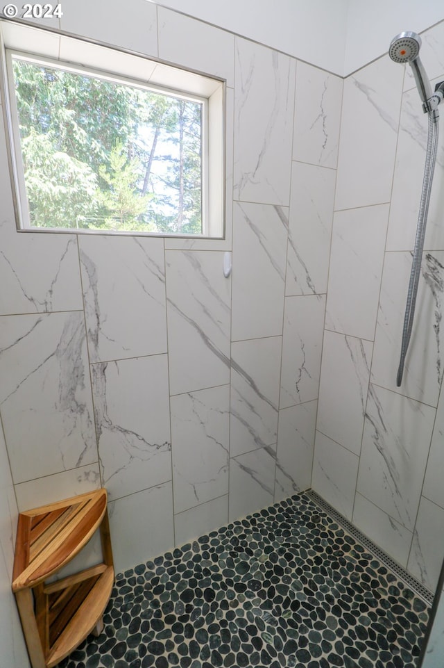 bathroom featuring a healthy amount of sunlight and tiled shower