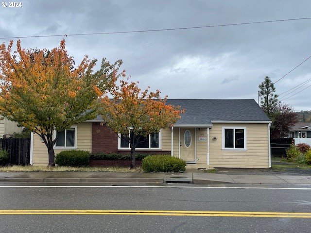170 NE Exchange Ave, Roseburg, OR 97470 - view of front facade featuring fence