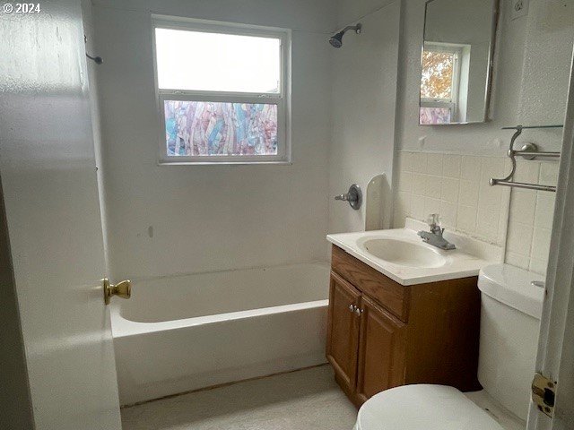 170 NE Exchange Ave, Roseburg, OR 97470 - full bath featuring toilet, vanity, shower / washtub combination, and plenty of natural light