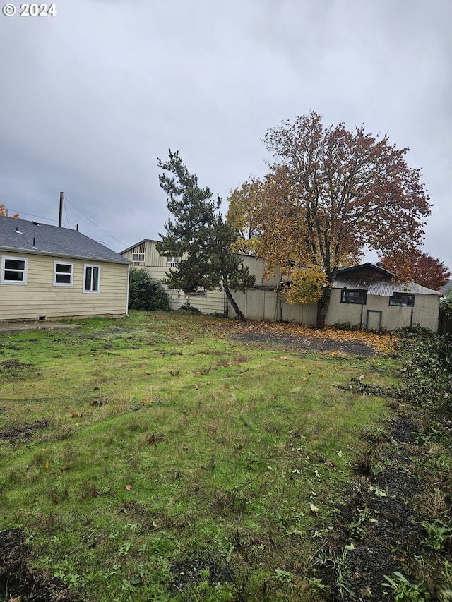 170 NE Exchange Ave, Roseburg, OR 97470 - view of yard featuring fence
