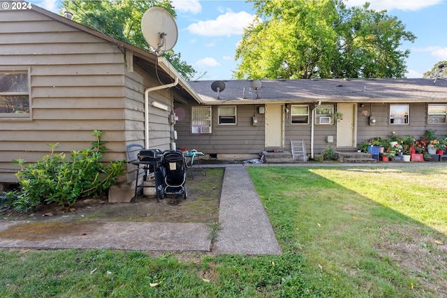 view of front of property featuring a front yard