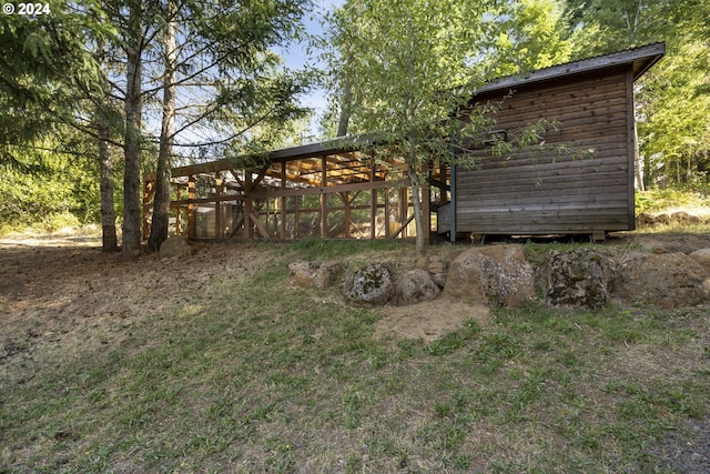 view of yard featuring an outdoor structure