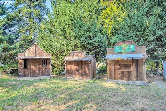 view of yard with a storage shed