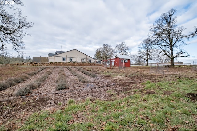 view of yard with an outdoor structure