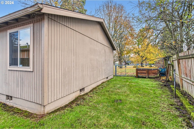 view of side of property featuring a lawn