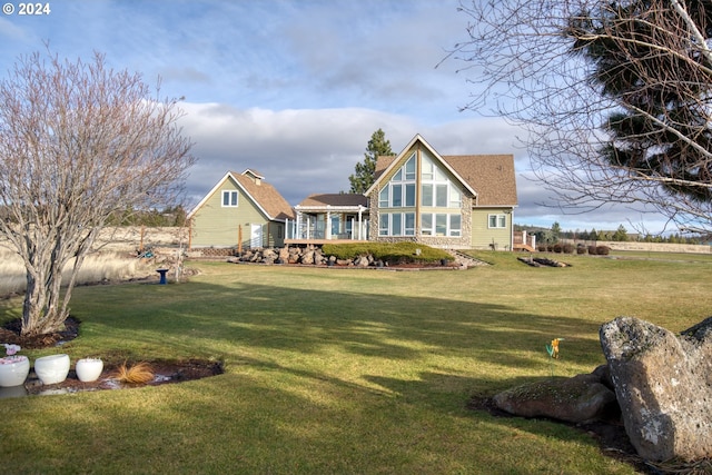 back of house featuring a yard