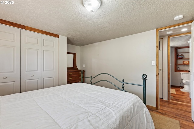 17943 Old Auburn Ln, Baker City, OR 97814 - bedroom with a closet, a textured ceiling, wood finished floors, and baseboards