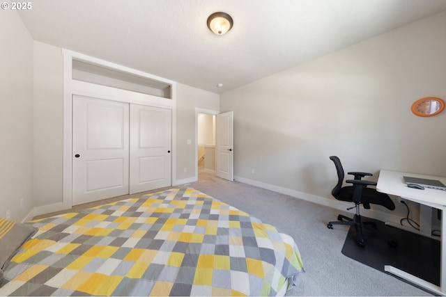 bedroom featuring carpet flooring and a closet