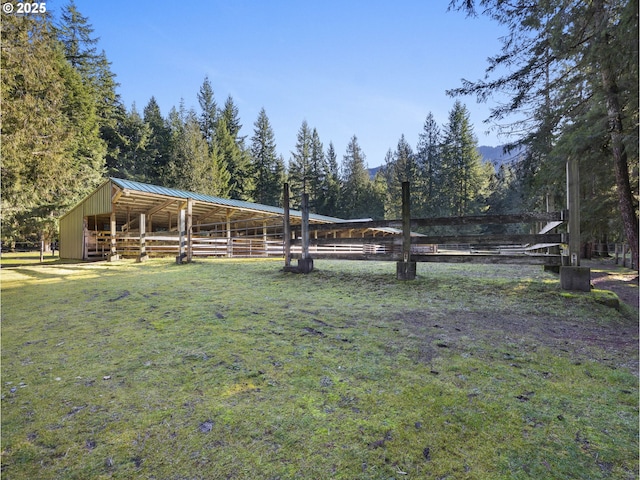 view of yard with an outbuilding