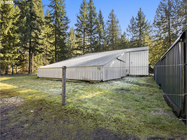 view of yard featuring an outbuilding