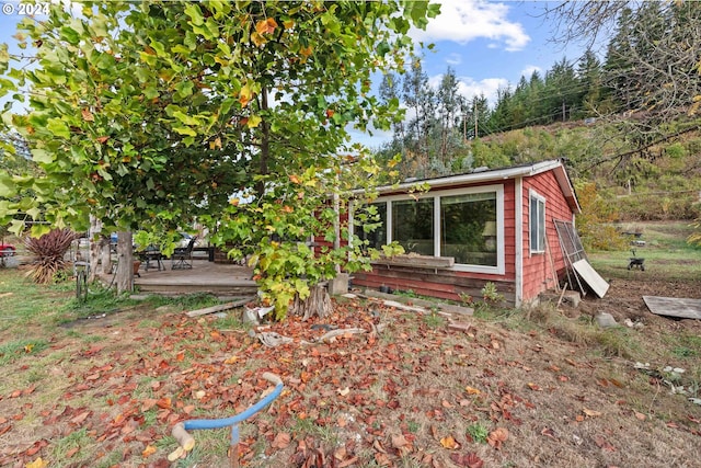 view of yard with an outdoor structure