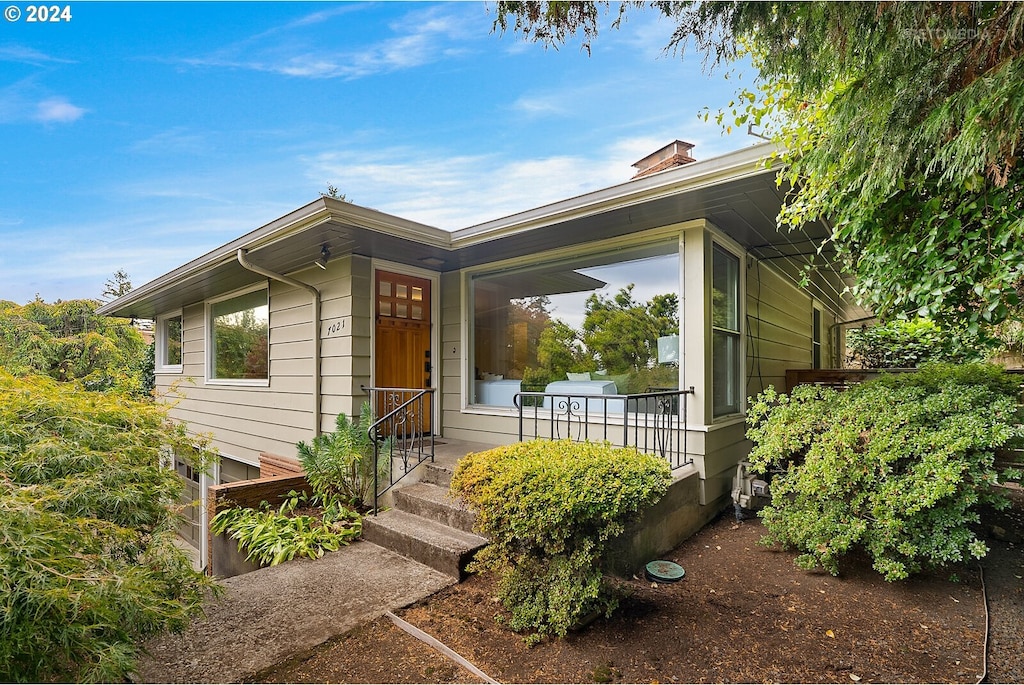 entrance to property featuring a porch