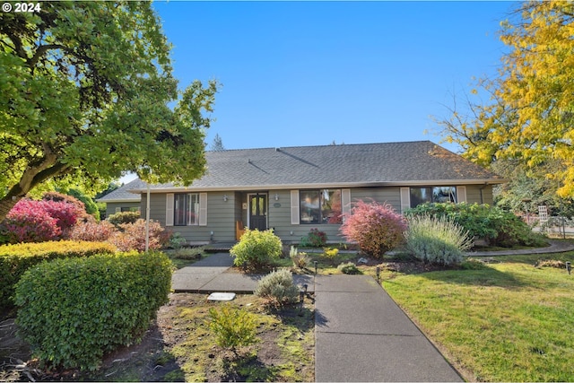 single story home with a front lawn