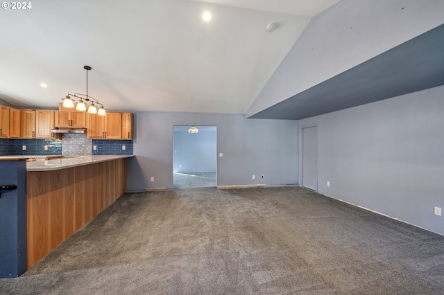 kitchen featuring kitchen peninsula, tasteful backsplash, carpet flooring, and vaulted ceiling