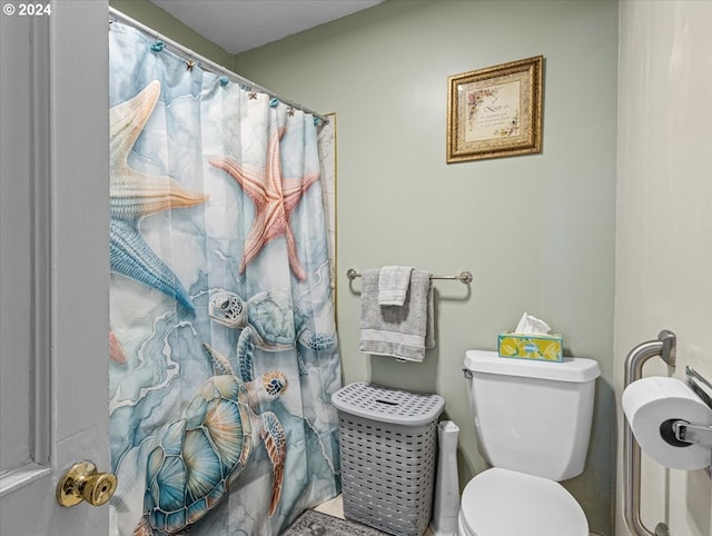 bathroom with toilet and a shower with curtain