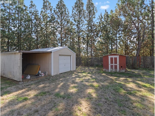 view of yard featuring a storage shed