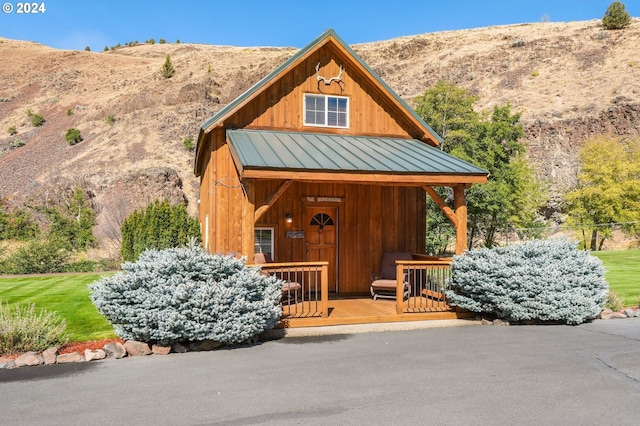 view of front facade with a mountain view