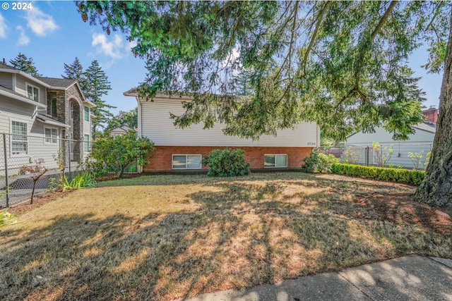 view of front of property featuring a front yard