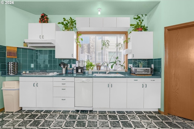 1730 SE 148th Ave, Portland, OR 97233 - kitchen featuring under cabinet range hood, a sink, gas stovetop, dishwasher, and dark countertops