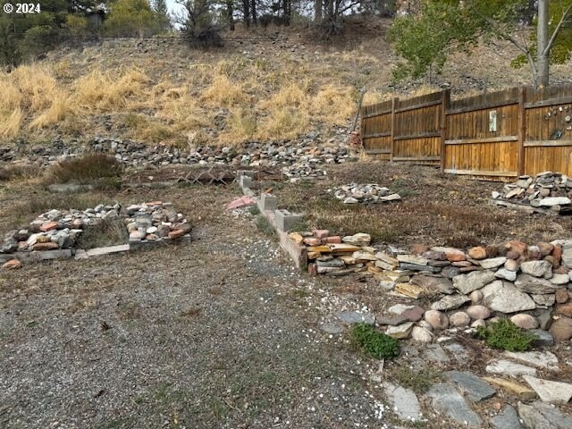 205 N Humbolt St, Canyon City, OR 97820 - view of yard with fence